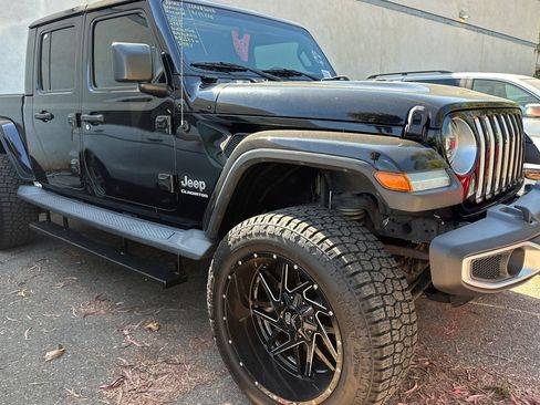 Used 2020 Jeep Gladiator Overland AWD/4WD image 4