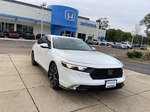 Used 2023 Honda Accord Touring image 2