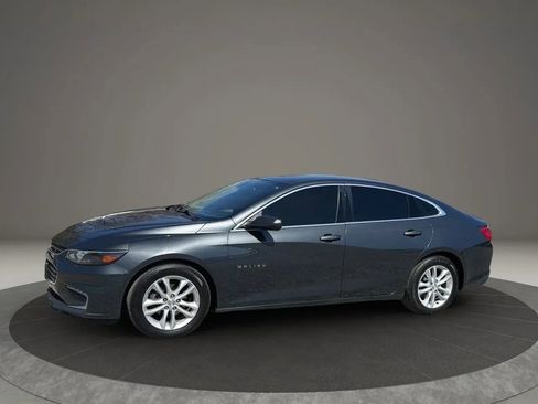 Used 2018 Chevrolet Malibu LT w/ Driver Confidence Package FWD image 3