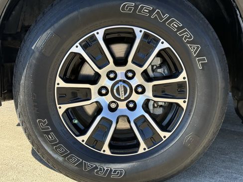 Used 2021 Nissan Titan SV w/ SV Convenience Package image 12