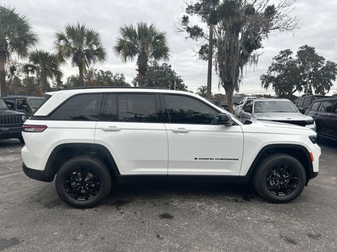 New 2025 Jeep Grand Cherokee Altitude image 10