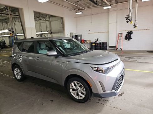 Certified 2025 Kia Soul LX w/ LX Technology Package FWD image 3