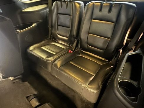 Used 2017 Ford Explorer XLT w/ Equipment Group 202A AWD/4WD image 16