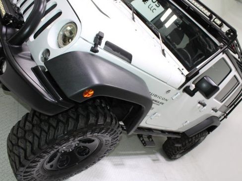 Used 2015 Jeep Wrangler Unlimited Rubicon w/ Connectivity Group AWD/4WD image 16
