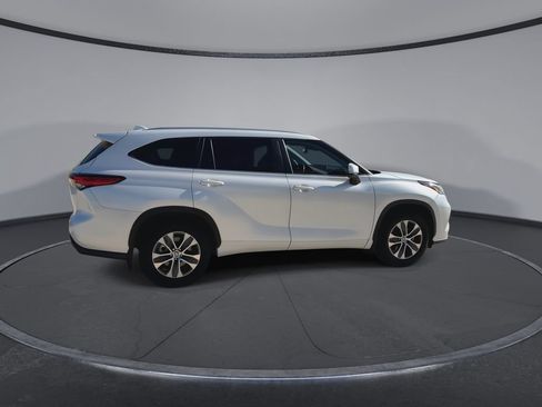 Used 2023 Toyota Highlander XLE FWD image 9