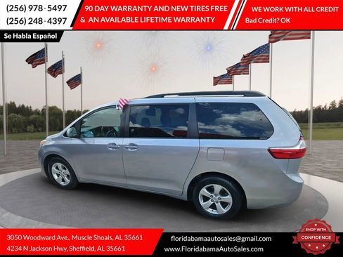 Used 2017 Toyota Sienna LE image 3