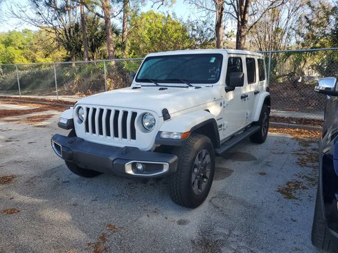 Used 2018 Jeep Wrangler Unlimited Sahara image 3