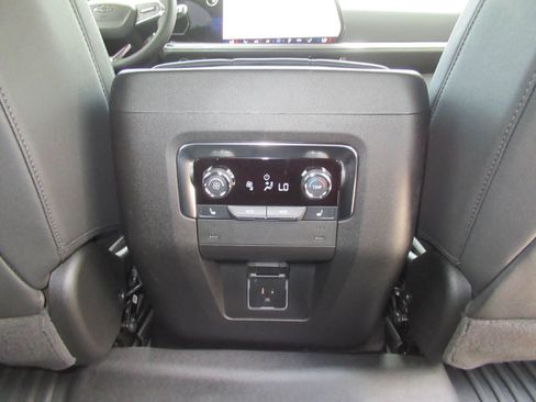 Used 2025 Chevrolet Suburban Z71 w/ Comfort Package AWD/4WD image 35
