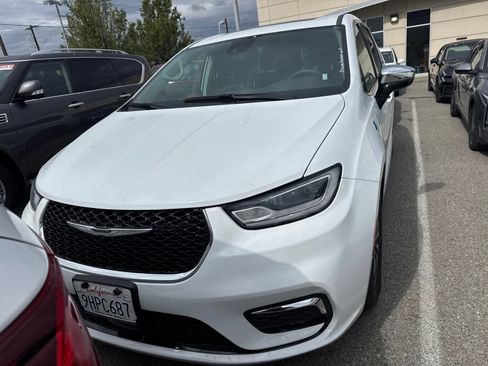 Used 2023 Chrysler Pacifica Limited FWD image 2