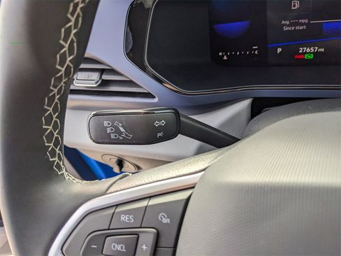 Certified 2022 Volkswagen Taos SE image 32