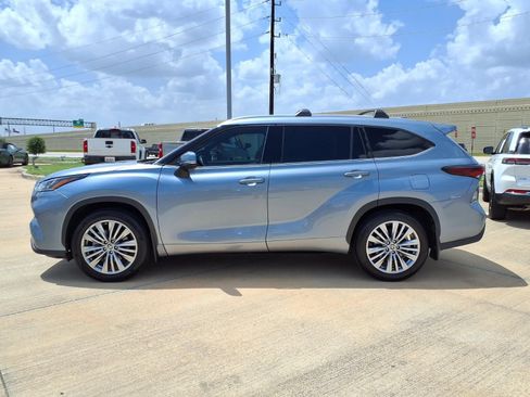 Used 2024 Toyota Highlander Platinum AWD/4WD image 3