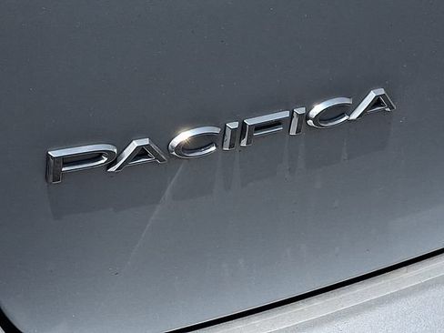 Used 2024 Chrysler Pacifica Touring-L FWD image 9