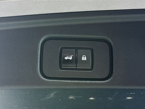 Used 2023 Nissan Pathfinder SL AWD/4WD image 31