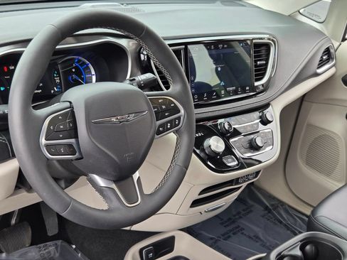 Used 2024 Chrysler Pacifica Limited FWD image 8