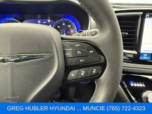 Used 2025 Chrysler Pacifica Limited FWD image 29