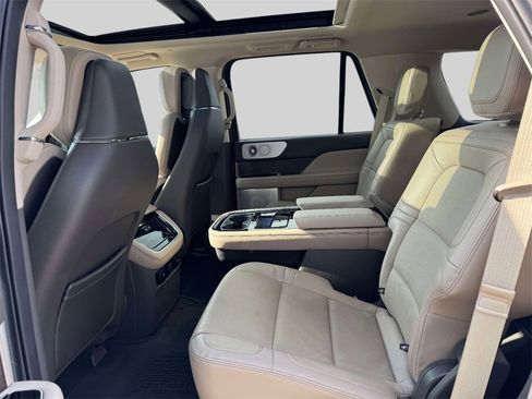 Used 2023 Lincoln Navigator Reserve image 11