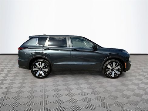 New 2025 Mitsubishi Outlander SE image 4