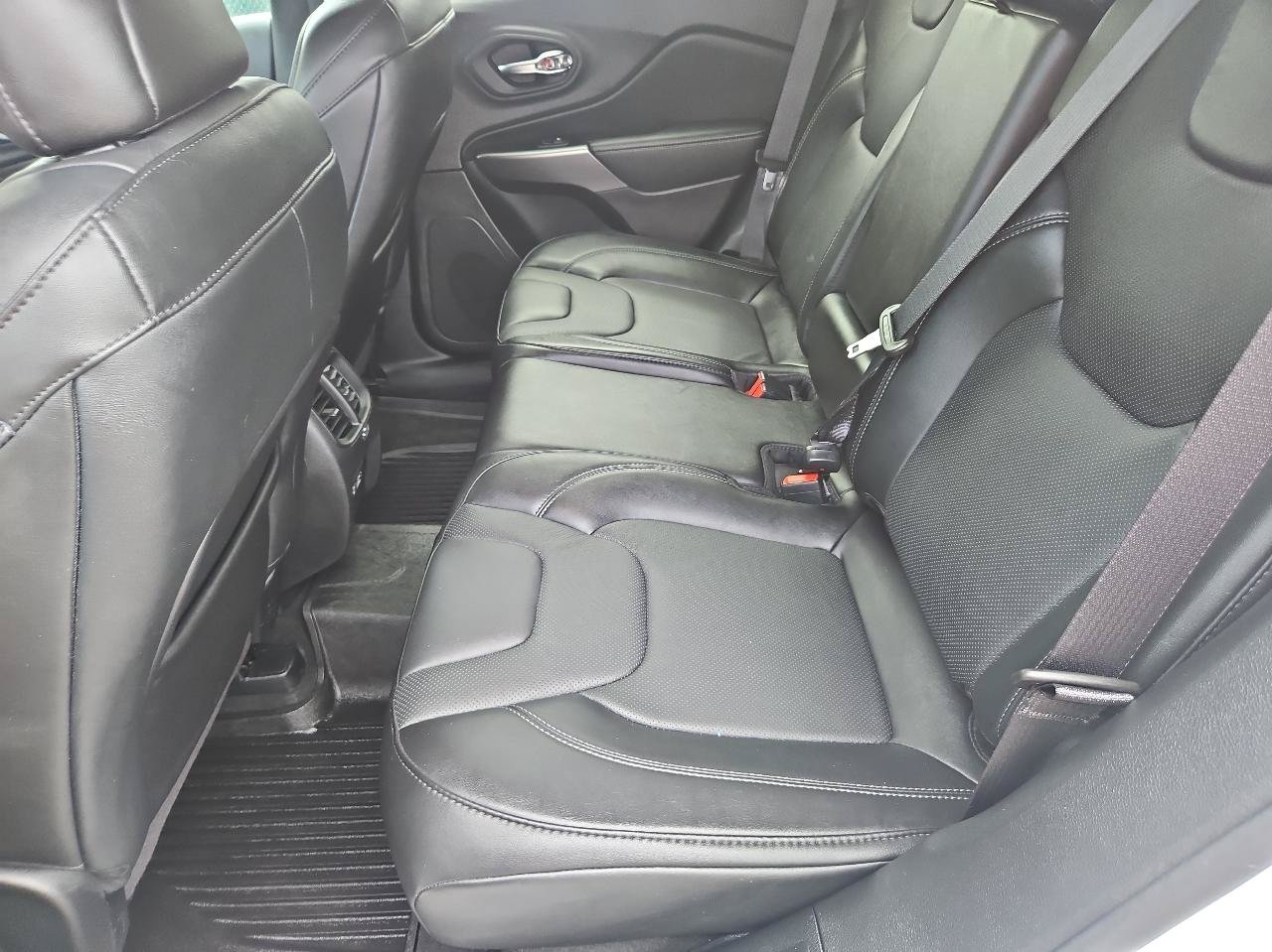 Used 2021 Jeep Cherokee Latitude Lux w/ Mopar Interior Package AWD/4WD image 20