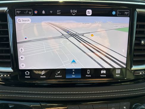 Used 2023 Chrysler Pacifica Limited w/ Uconnect Theater Family Group image 25