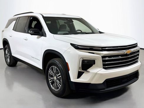Certified 2026 Chevrolet Traverse LT w/ Driver Confidence Package FWD image 3