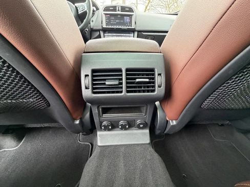 Used 2019 Jaguar F-PACE S AWD/4WD image 34