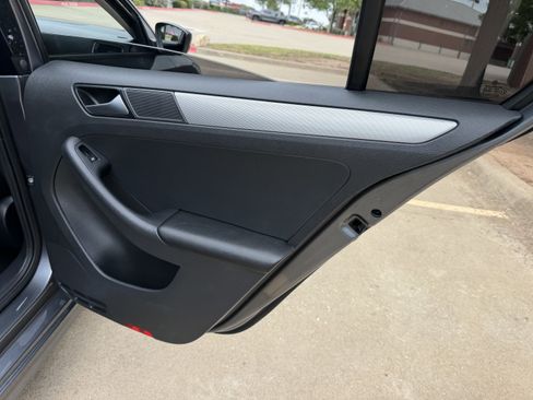 Used 2016 Volkswagen Jetta SE FWD image 12