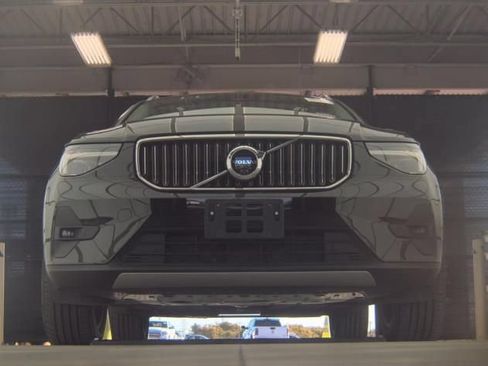Used 2025 Volvo XC40 B5 Plus AWD/4WD image 2