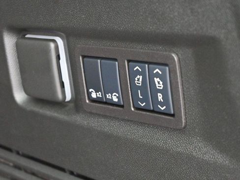Used 2025 GMC Yukon Denali Ultimate AWD/4WD image 11