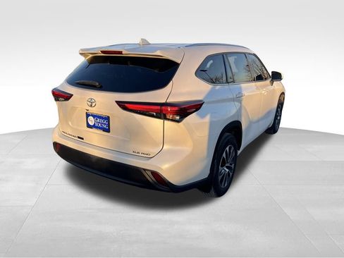 Used 2021 Toyota Highlander XLE image 6