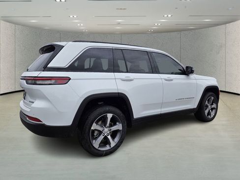 New 2026 Jeep Grand Cherokee Limited RWD image 4