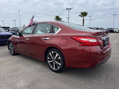 Used 2016 Nissan Altima 2.5 SR w/ Interior Lighting Package FWD image 8