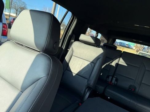 Used 2025 Chevrolet Suburban Z71 image 16