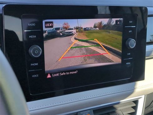 Used 2025 Volkswagen Taos SEL image 11