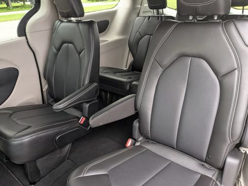 Used 2024 Chrysler Pacifica Touring-L FWD image 23