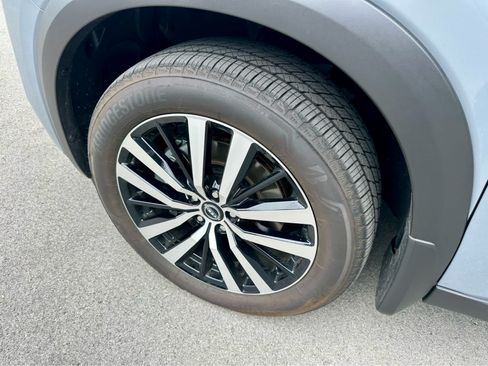 Used 2025 Nissan Pathfinder Platinum AWD/4WD image 9