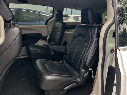 Used 2023 Chrysler Pacifica Touring-L FWD image 8