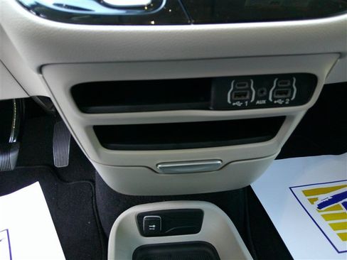 Used 2023 Chrysler Pacifica Touring-L FWD image 14