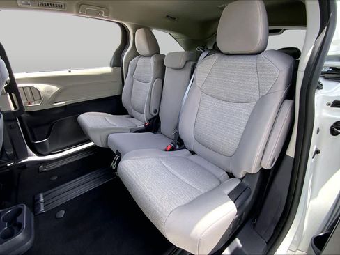 Used 2023 Toyota Sienna LE FWD image 20