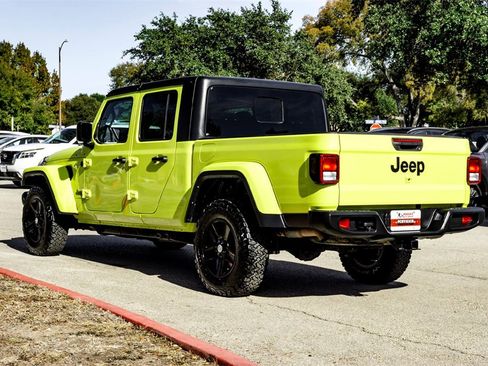 Used 2023 Jeep Gladiator Sport image 7
