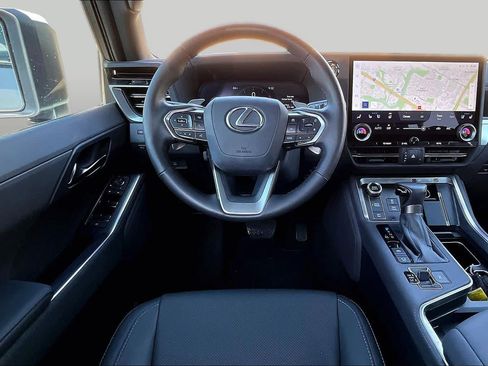Used 2025 Lexus GX 550 w/ Accessory Package (2T) AWD/4WD image 8