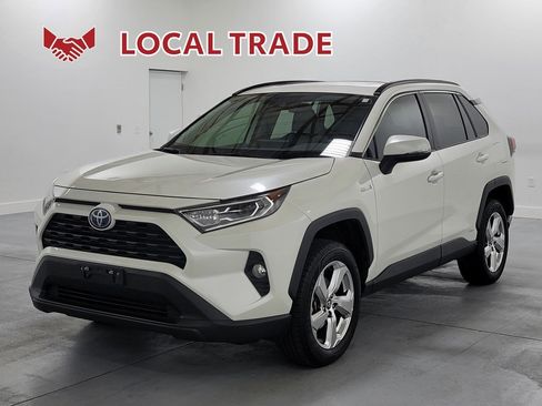 Used 2021 Toyota RAV4 XLE Premium image 4
