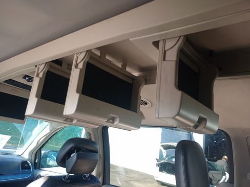 Used 2014 Chrysler Town & Country Touring image 16