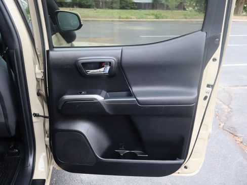 Used 2019 Toyota Tacoma TRD Off-Road AWD/4WD image 26