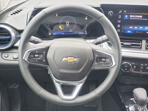 Used 2025 Chevrolet Trax LT w/ Driver Confidence Package image 28