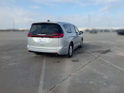 New 2026 Chrysler Pacifica Select image 11