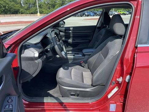 Used 2025 Nissan Altima 2.5 SV FWD image 13