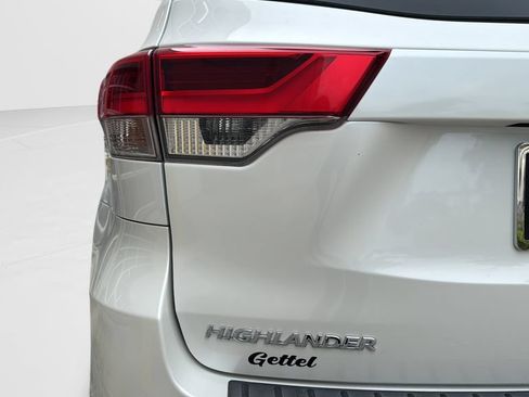 Used 2019 Toyota Highlander XLE FWD image 42