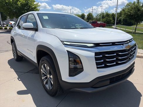 Used 2026 Chevrolet Equinox LT FWD image 2