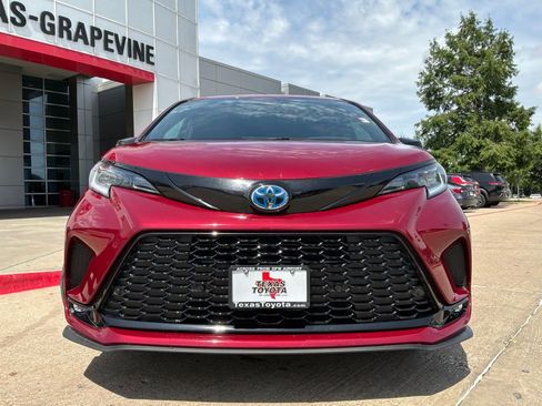 Used 2025 Toyota Sienna XSE AWD/4WD image 3