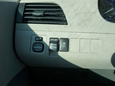 Used 2014 Toyota Sienna XLE image 4